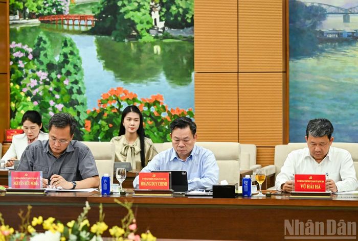 Các đồng chí Ủy viên Thường vụ Đảng ủy Quốc hội dự hội nghị. (Ảnh: DUY LINH)