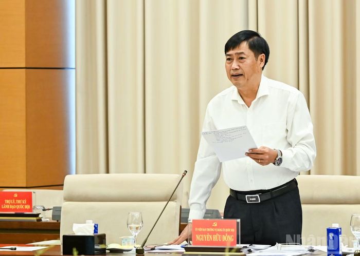 Ủy viên Ban Thường vụ Đảng ủy Quốc hội, Trưởng Ban Tổ chức Đảng ủy Nguyễn Hữu Đông trình bày báo cáo tại hội nghị. (Ảnh: DUY LINH)