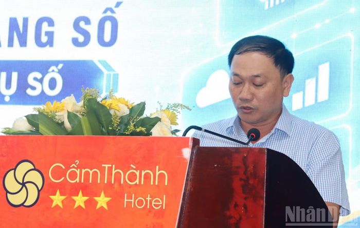 Đại diện Tổ công nghệ số cộng đồng phường Nghĩa Lộ phát biểu hưởng ứng khóa tập huấn kỹ năng số trực tuyến năm 2026 trên cổng “Bình dân học vụ số”. (Ảnh: HIỂN CỪ)