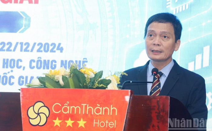 Giám đốc Sở Khoa học và Công nghệ tỉnh Quảng Ngãi Nguyễn Tấn Liêm phát động động khóa tập huấn kỹ năng số trực tuyến năm 2026 trên cổng “Bình dân học vụ số”. (Ảnh: HIỂN CỪ)