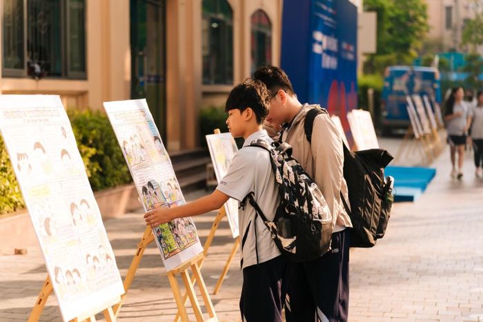 Triển lãm tranh cổ động Chiến dịch "Không một mình". (Ảnh: Ban tổ chức cung cấp)