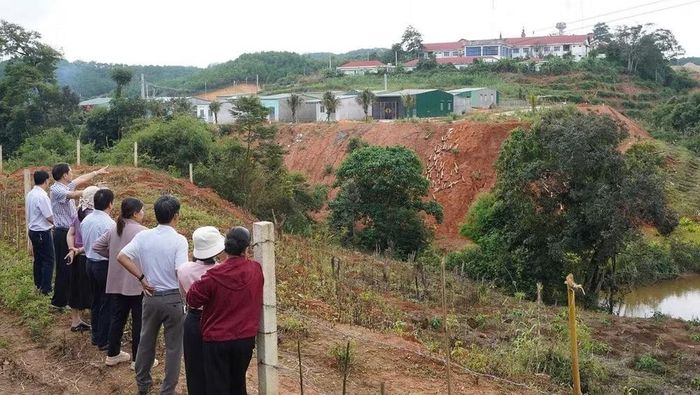 Tình trạng sạt lở bờ suối Đăk Ter (xã Tu Mơ Rông) diễn ra ngày càng nghiêm trọng, uy hiếp tính mạng và tài sản hàng trăm hộ dân và các công trình hạ tầng. (Ảnh: BT)