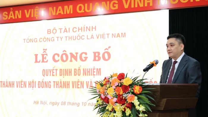 Tân Phó Tổng Giám đốc Vinataba Hoàng Anh Tuấn phát biểu nhận nhiệm vụ. (Ảnh: A.DƯƠNG)