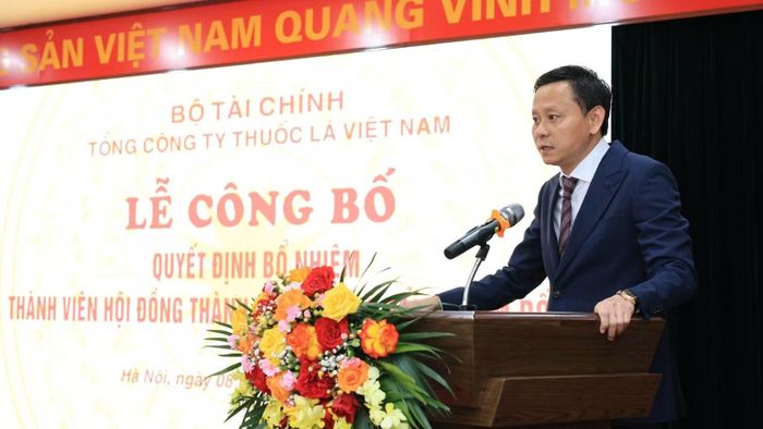 Chủ tịch Hội đồng thành viên Vinataba Hồ Lê Nghĩa phát biểu giao nhiệm vụ cho đồng chí Nguyễn Tuấn Sơn và Hoàng Anh Tuấn. (Ảnh: A.DƯƠNG)