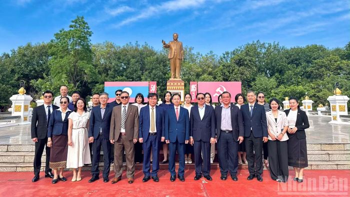 Đoàn đại biểu phía Việt Nam đặt vòng hoa tại tượng đài Chủ tịch Kaysone Phomvihane ở tỉnh Savannakhet. (Ảnh: DUY TOÀN)
