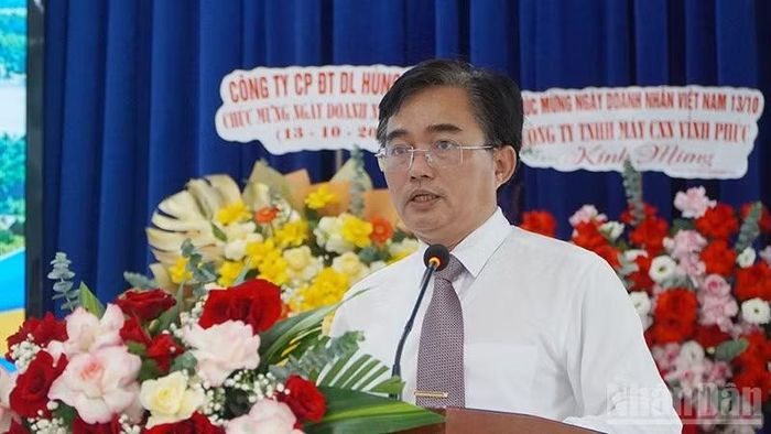 Chủ tịch Ủy ban nhân dân xã Phú Ninh Nguyễn Hữu Bình phát biểu tại buổi gặp mặt. (Ảnh: QV)
