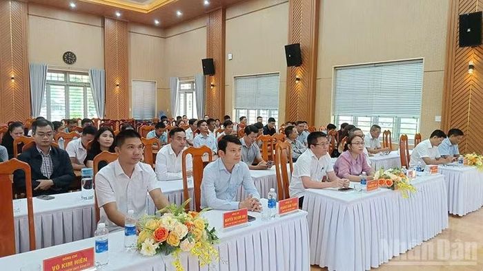 Các đại biểu tham dự buổi gặp mặt tại xã Sơn Cẩm Hà. (Ảnh: QV)