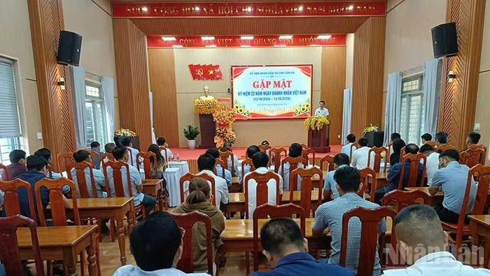 Quang cảnh buổi gặp mặt tại xã Sơn Cẩm Hà. (Ảnh: QV)