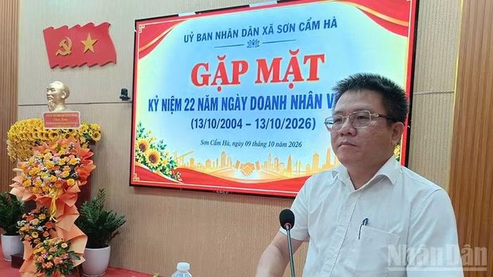 Chủ tịch Ủy ban nhân dân xã Sơn Cẩm Hà Phạm Việt Hậu phát biểu tại buổi gặp mặt. (Ảnh: QV)