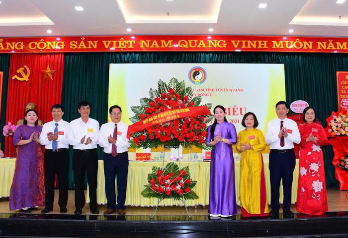 Lãnh đạo tỉnh Tuyên Quang tặng hoa chúc mừng đại hội. (Ảnh: KHÁNH TOÀN)