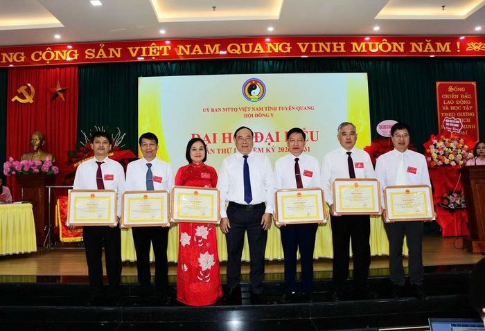 Hội Đông y Việt Nam tặng bằng khen cho cá nhân có thành tích xuất sắc trong xây dựng, củng cố và phát triển tổ chức hội. (Ảnh: KHÁNH TOÀN)