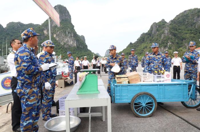 Cán bộ, chiến sĩ Tàu 354 (Lữ đoàn 170) thực hành tiếp nhận các loại thực phẩm khô chuẩn bị cho tàu xuất phát nhanh.