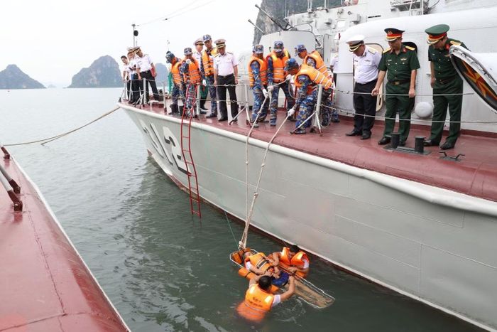 Cán bộ, chiến sĩ Tàu 312 (Lữ đoàn 170) thực hành cứu vớt người rơi xuống nước.