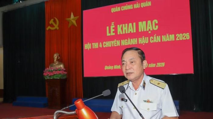 Chuẩn Đô đốc Lê Bá Quân, Phó Tư lệnh Quân chủng Hải quân phát biểu khai mạc. (Ảnh: HOÀNG HIỀN)