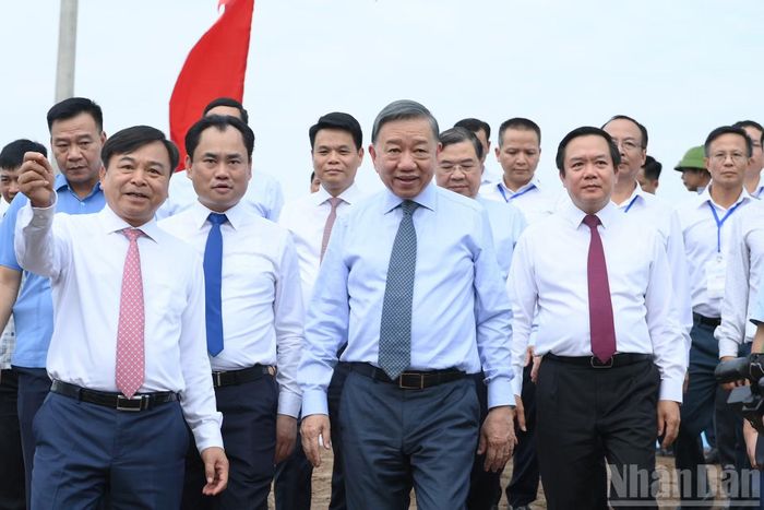 Tổng Bí thư, Chủ tịch nước Tô Lâm và các đại biểu dự Lễ khởi công Dự án đầu tư xây dựng và cải thiện môi trường nước hệ thống thủy lợi Bắc Hưng Hải.