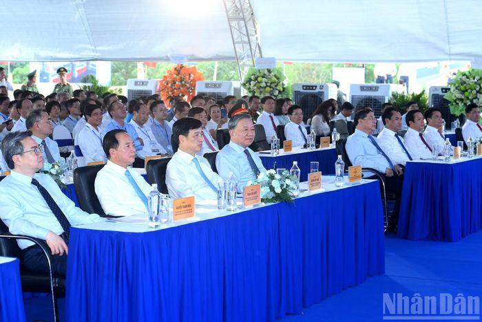 Tổng Bí thư, Chủ tịch nước Tô Lâm và các đại biểu dự Lễ khởi công Dự án đầu tư xây dựng và cải thiện môi trường nước hệ thống thủy lợi Bắc Hưng Hải.