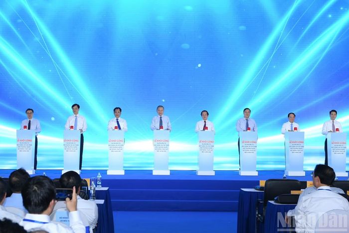 Tổng Bí thư, Chủ tịch nước Tô Lâm và các đại biểu thực hiện nghi thức khởi công Dự án đầu tư xây dựng và cải thiện môi trường nước hệ thống thủy lợi Bắc Hưng Hải.