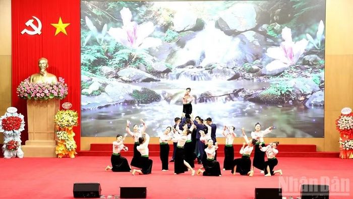 Một tiết mục văn nghệ chào mừng.