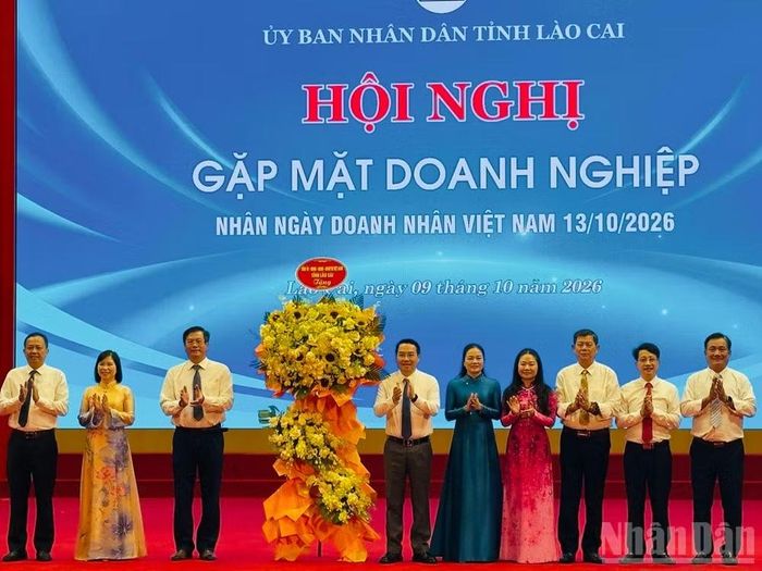 Ủy ban nhân dân tỉnh Lào Cai tặng hoa chúc mừng.