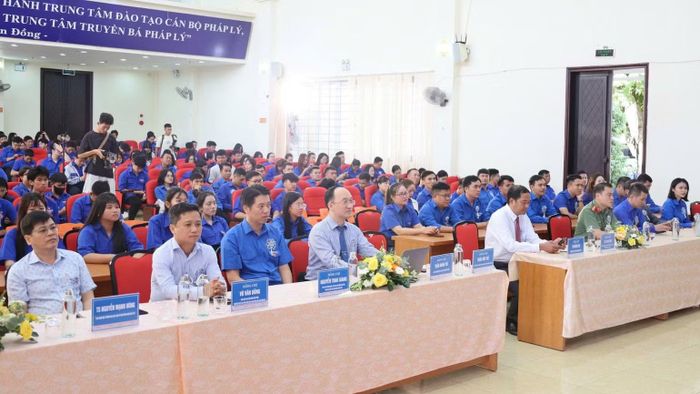 Các đại biểu dự lễ mít tinh. (Ảnh: CTV)