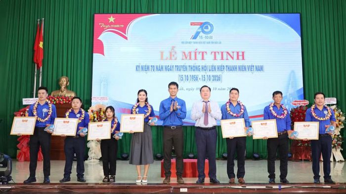 Các cán bộ hội tiêu biểu được tuyên dương. (Ảnh: CTV)