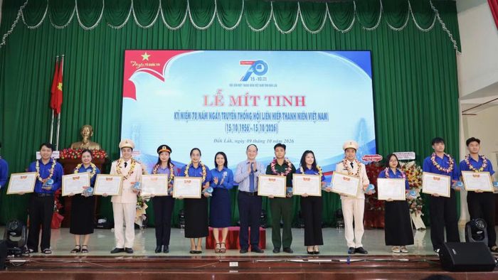 Các gương "Thanh niên sống đẹp" được tuyên dương. (Ảnh: CTV)