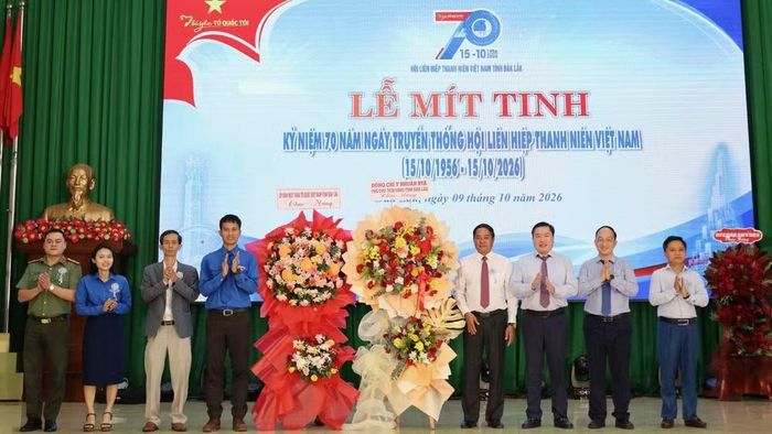 Đại diện lãnh đạo Tỉnh ủy, Hội đồng nhân dân, Ủy ban nhân dân, Ủy ban Mặt trận Tổ quốc Việt Nam tỉnh Đắk Lắk tặng hoa chúc mừng kỷ niệm 70 năm Ngày truyền thống Hội Liên hiệp Thanh niên Việt Nam. (Ảnh: CTV)