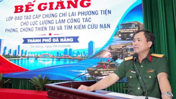 Đồng chí Đại tá Nguyễn Thế Vinh, Chỉ huy trưởng Bộ Chỉ huy quân sự thành phố phát biểu ý kiến bế mạc khóa học. (Ảnh: QUANG CƯỜNG)