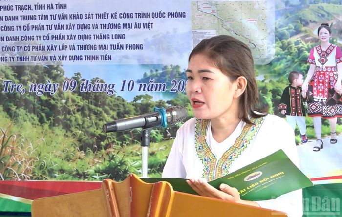 Trưởng bản Rào Tre Hồ Thị Kiên phát biểu tại buổi lễ. (Ảnh: NT)
