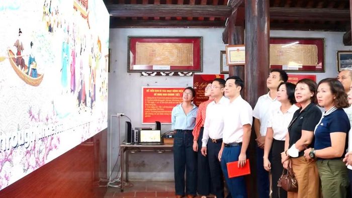Các đại biểu trải nghiệm bức họa đồ số để tìm hiểu văn hóa địa phương. (Ảnh: Ban tổ chức)