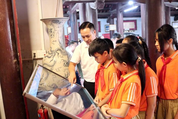 Các em học sinh tham gia trải nghiệm số tìm hiểu về văn hóa địa phương. (Ảnh: Ban tổ chức)
