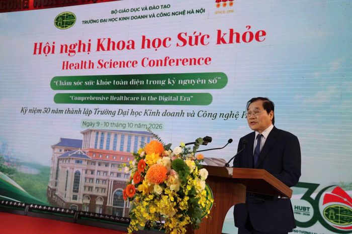 Phó Giáo sư, Tiến sĩ Phạm Dương Châu, Phó Hiệu trưởng phụ trách Trường đại học Kinh doanh và Công nghệ Hà Nội phát biểu khai mạc. (Ảnh: NH)