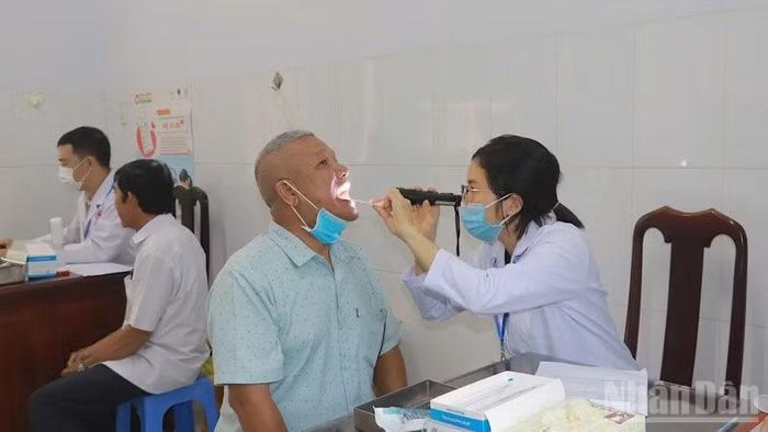 Bác sĩ Bệnh viện đa khoa Cần Thơ khám sức khỏe cho người dân xã Cờ Đỏ. (Ảnh: KIM THANH)
