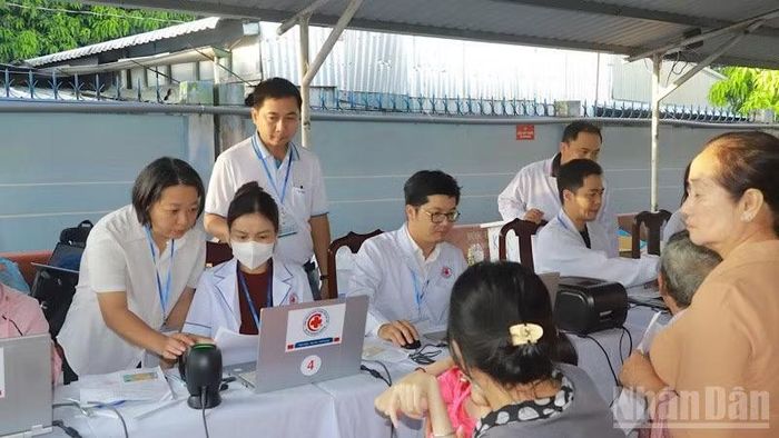 Đoàn y bác sĩ Bệnh viện đa khoa Cần Thơ khám bệnh cho người dân xã Cờ Đỏ. (Ảnh: KIM THANH)