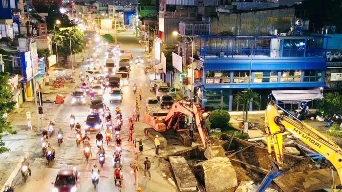 Thi công tuyến Metro 2 trên trục đường Hoàng Văn Thụ (Ảnh: VÕ LÊ)