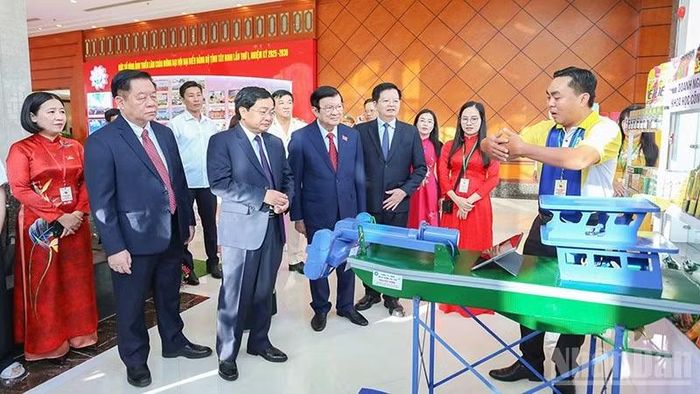 Lãnh đạo Trung ương và tỉnh Tây Ninh tham quan một gian hàng công nghệ tại Đại hội đại biểu Đảng bộ tỉnh Tây Ninh lần I, nhiệm kỳ 2025-2030. (Ảnh: MINH ANH)