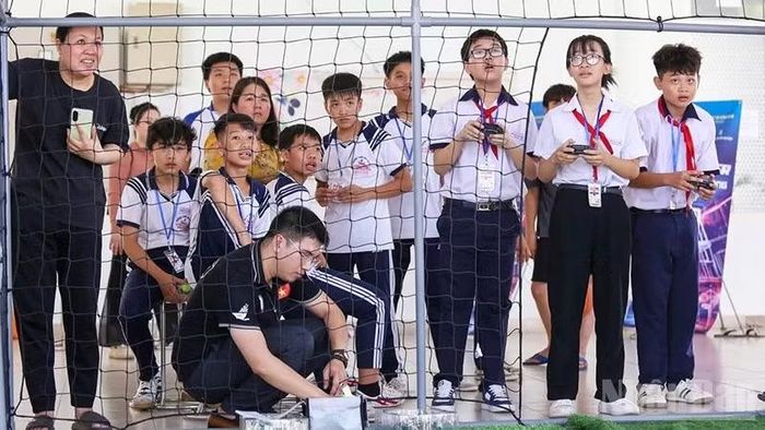 Học sinh tham gia Cuộc thi Drone Soccer - một sân chơi công nghệ hấp dẫn do Sở Khoa học và Công nghệ tỉnh Tây Ninh tổ chức. (Ảnh: MINH ANH)