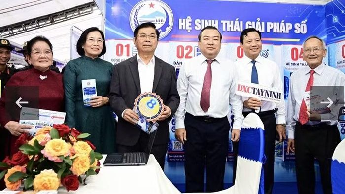Lãnh đạo tỉnh Tây Ninh tại Ngày hội Khoa học, Công nghệ, Đổi mới sáng tạo và Chuyển đổi số tỉnh Tây Ninh năm 2026. (Ảnh: Sở Khoa học và Công nghệ tỉnh Tây Ninh)