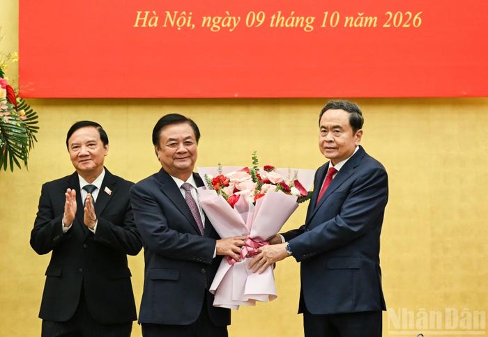 Chủ tịch Quốc hội Trần Thanh Mẫn trao Huy hiệu 35 năm tuổi Đảng và tặng hoa chúc mừng nguyên Phó Chủ tịch Quốc hội Lê Minh Hoan. (Ảnh: DUY LINH)