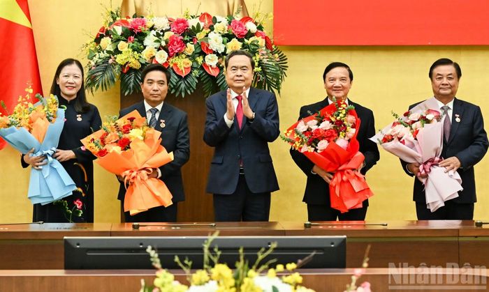 Chủ tịch Quốc hội Trần Thanh Mẫn trao Huy hiệu 35 năm tuổi Đảng và tặng hoa chúc mừng các đồng chí lãnh đạo, nguyên lãnh đạo của Quốc hội. (Ảnh: DUY LINH)