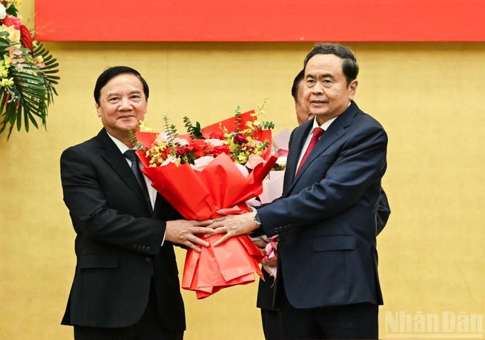 Chủ tịch Quốc hội Trần Thanh Mẫn trao Huy hiệu 35 năm tuổi Đảng và tặng hoa chúc mừng Phó Chủ tịch Quốc hội Nguyễn Khắc Định. (Ảnh: DUY LINH)