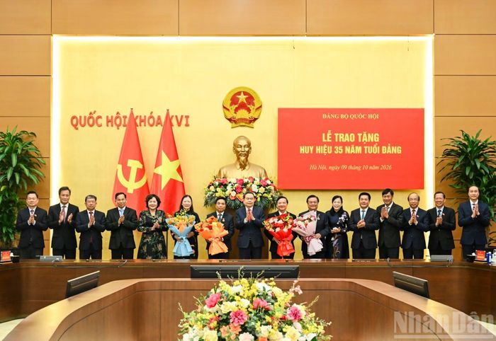 Chủ tịch Quốc hội Trần Thanh Mẫn và lãnh đạo Quốc hội chúc mừng các đồng chí lãnh đạo, nguyên lãnh đạo Quốc hội nhận Huy hiệu 35 năm tuổi Đảng. (Ảnh: DUY LINH)