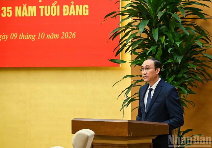 Phó Bí thư chuyên trách Đảng ủy Quốc hội Phùng Khánh Tài phát biểu mở đầu buổi lễ. (Ảnh: DUY LINH)