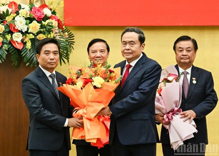 Chủ tịch Quốc hội Trần Thanh Mẫn trao Huy hiệu 35 năm tuổi Đảng và tặng hoa chúc mừng Phó Chủ tịch Quốc hội Nguyễn Doãn Anh. (Ảnh: DUY LINH)