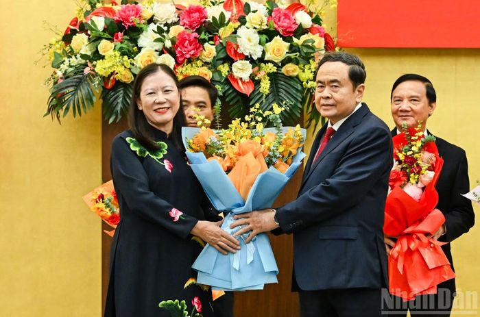 Chủ tịch Quốc hội Trần Thanh Mẫn trao Huy hiệu 35 năm tuổi Đảng và tặng hoa chúc mừng Chủ nhiệm Ủy ban Dân nguyện và Giám sát Lê Thị Nga. (Ảnh: DUY LINH)