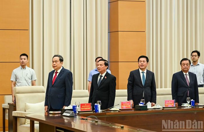 Chủ tịch Quốc hội Trần Thanh Mẫn, lãnh đạo Quốc hội và các đại biểu thực hiện nghi thức chào cờ tại buổi lễ. (Ảnh: DUY LINH)