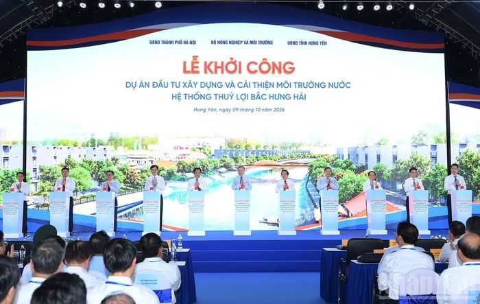 Tổng Bí thư, Chủ tịch nước Tô Lâm và các đại biểu thực hiện nghi thức khởi công Dự án đầu tư xây dựng và cải thiện môi trường nước hệ thống thủy lợi Bắc Hưng Hải. (Ảnh: ĐĂNG KHOA)