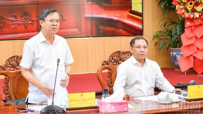 Ông Trương Cảnh Tuyên, Chủ tịch Ủy ban nhân dân thành phố Cần Thơ phát biểu tại cuộc họp. (Ảnh: VĂN ÚT)