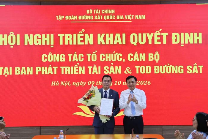 Tổng Giám đốc Hoàng Gia Khánh trao quyết định bổ nhiệm Trưởng Ban đối với ông Lê Đình Hà. (Ảnh: Tập đoàn Đường sắt Quốc gia Việt Nam)
