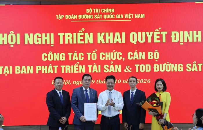 Chủ tịch Đặng Sỹ Mạnh chụp ảnh lưu niệm với lãnh đạo Ban. (Ảnh: Tập đoàn Đường sắt Quốc gia Việt Nam)